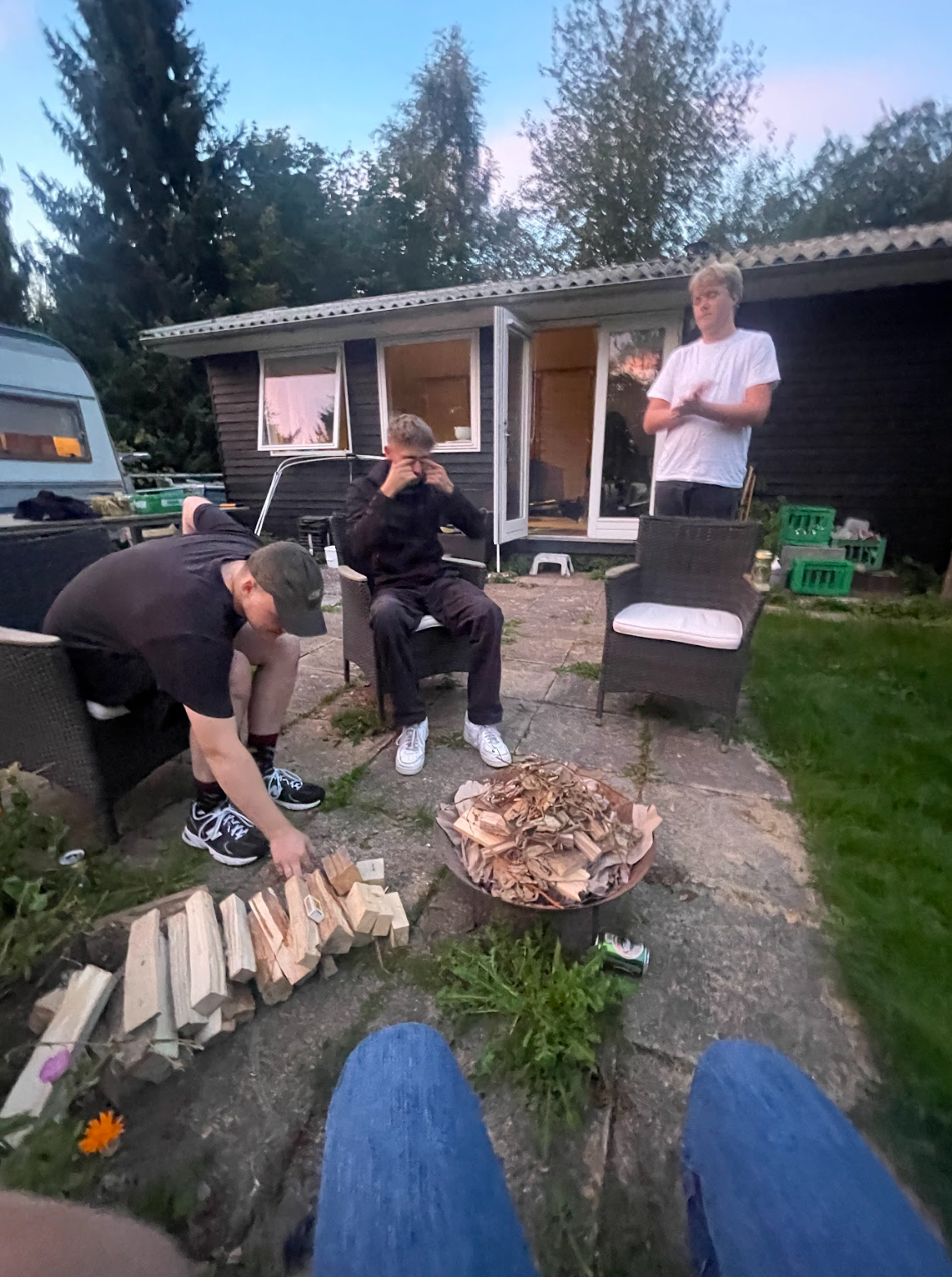 Billede af hygge med venner i sommerhus